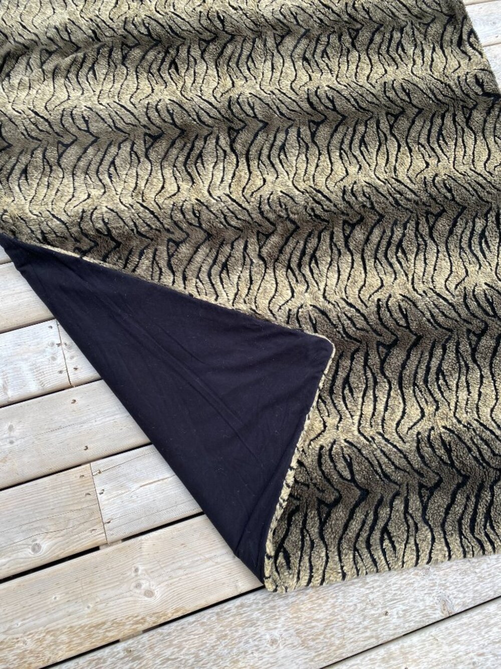 Machine washable faux fur throw blanket faux suede backing - Picture 6 of 7